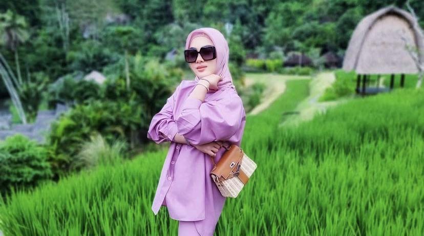 Wow! Syahrini Bergaya di Pinggir Sawah Pakai Outfit Miliaran Rupiah