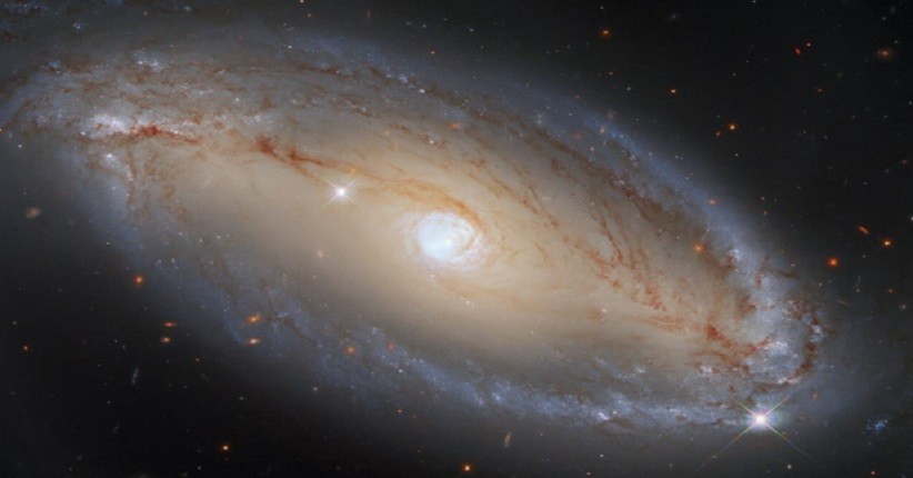 Teleskop Luar Angkasa Hubble Abadikan Galaksi dengan Inti Energik, Ini Hasilnya