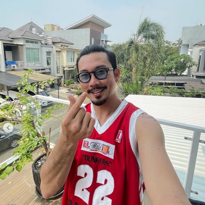  Denny Soemargo Lelang Jersey untuk Bantu Jacklien Ibo, Langsung Ditawar Rp50 Juta Sama Juragan99