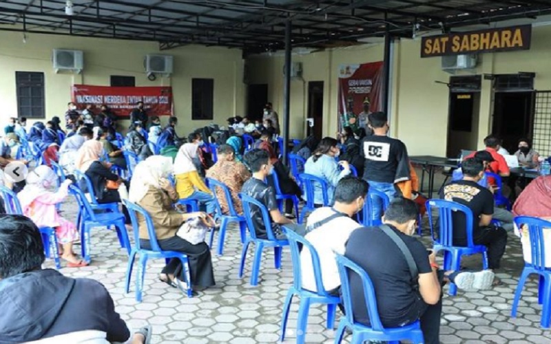 Hujan Deras di Banjarmasin Tak Surutkan Niat Warga untuk Suntik Vaksin Covid-19