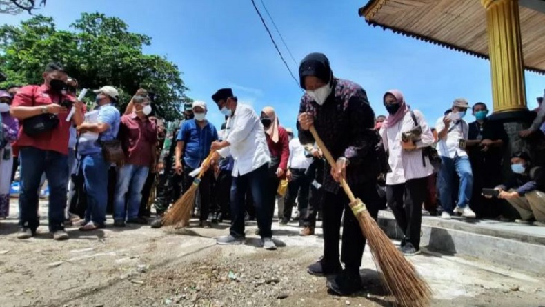Potret Mensos Risma Menyapu Halaman Makam Syekh Burhanuddin di Padang Pariaman