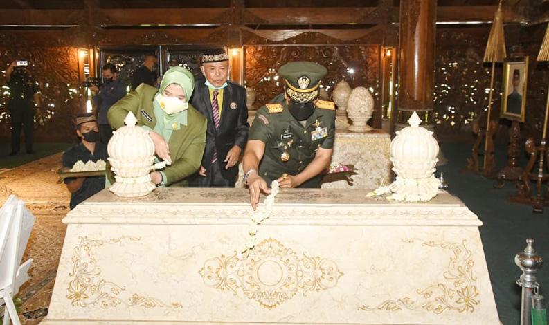 Jelang HUT TNI dan Kodam, Pangdam IV/Diponegoro Ziarah ke Makam Presiden ke-2 RI Soeharto 