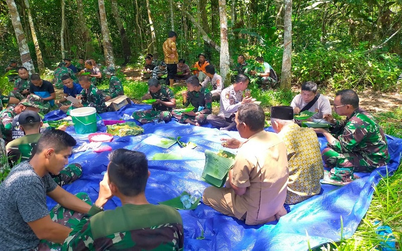 Tanpa Sekat, Anggota TNI Makan Siang Bersama Warga di Bawah Pohon 