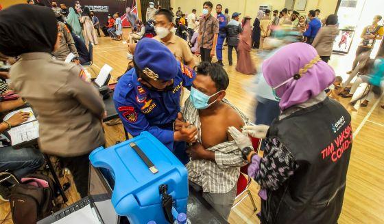 Kebut Vaksinasi, Pemkot Bandarlampung Gelar Vaksin Covid-19 di Pasar Tradisional 