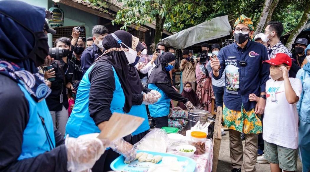 Sandiaga Uno Berikan Solusi Kreatif untuk Emak-Emak UMKM Desa Cikolelet