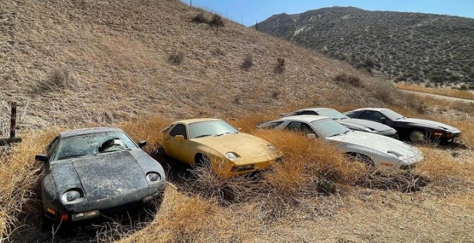 Belasan Mobil Sport Mewah Porsche Dibiarkan Jadi Bangkai di Tambang Tua