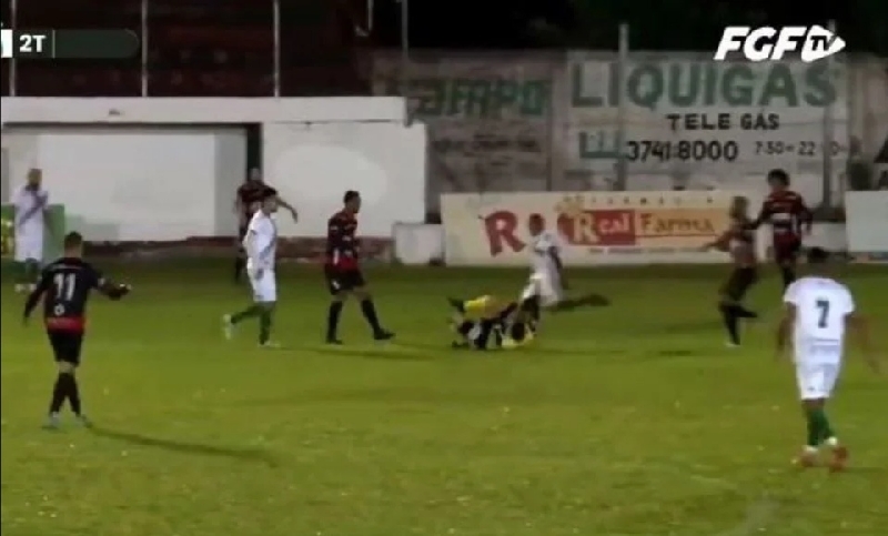 Brutal! Pemain Brasil William Ditangkap Polisi karena Tendang Wasit Sampai Masuk RS