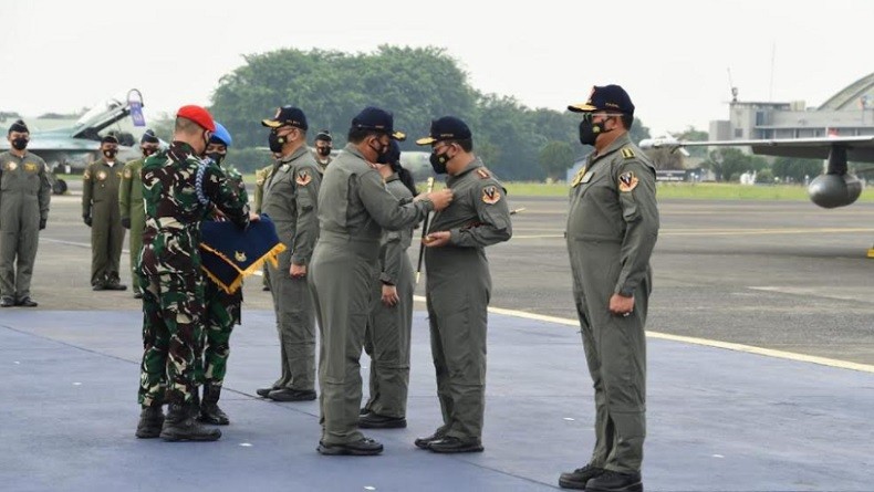 Panglima TNI Sematkan Brevet Wing Kehormatan Penerbang kepada Puan, Bamsoet, Kapolri hingga KSAL