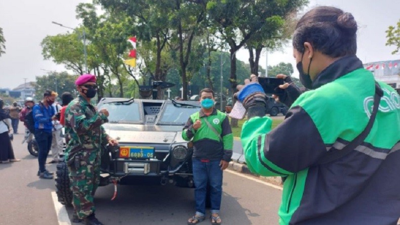 Driver Ojol Rela Matikan Aplikasi demi Berswafoto Bersama TNI dan Rantis P6 ATAV 