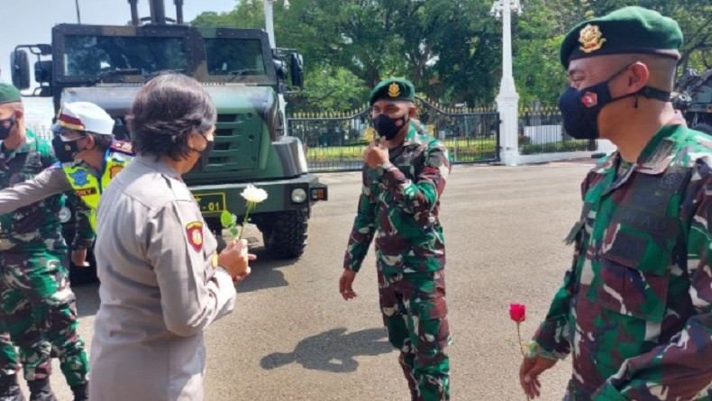 Momen Anggota TNI di Istana Dapat Bunga Mawar dari Polwan Disertai Senyuman