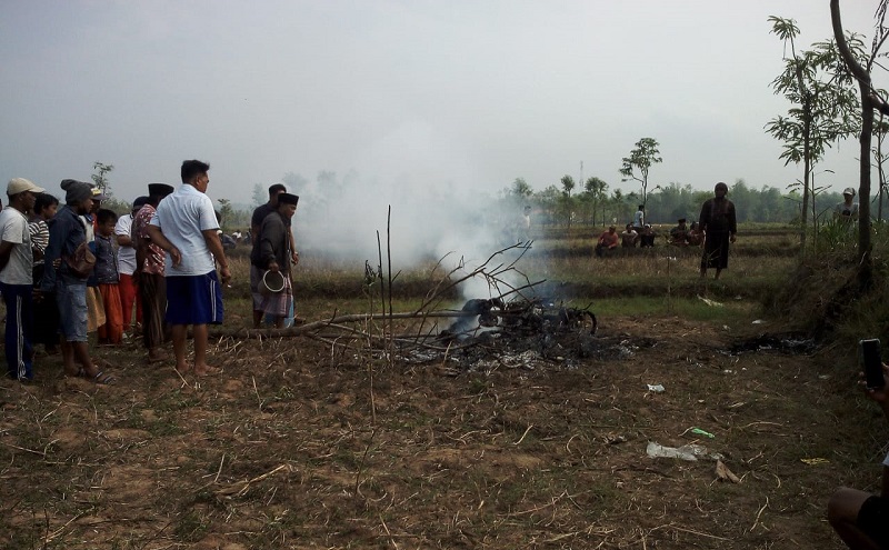 Keji, Warga di Bangkalan Bakar Terduga Pencuri Hidup-Hidup 
