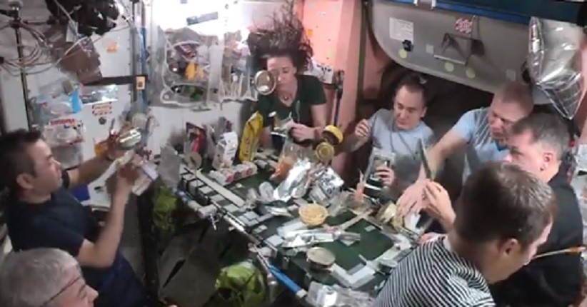 Suasana Pesta Makan Malam di Stasiun Luar Angkasa, Begini Penampakkannya