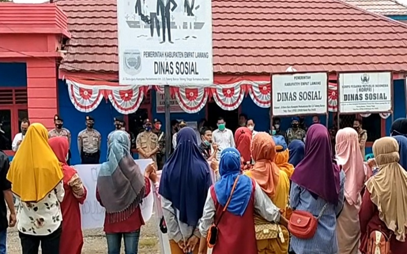 Emak-Emak Satu Desa Datangi Kantor Dinsos Empat Lawang, Ini Tuntutannya