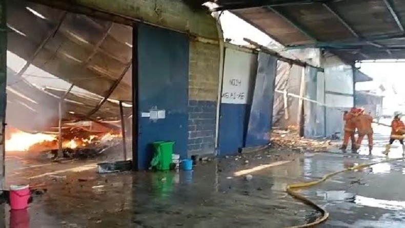 Gudang E-Commerce di Kamal Muara Terbakar, Karyawan Sibuk Pindahkan Barang Paketan Online