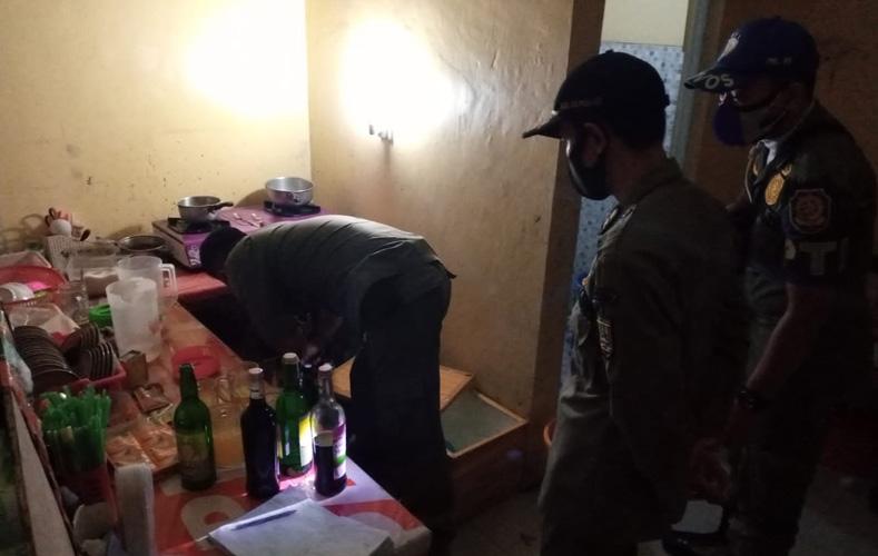 Razia Warung Remang-remang, Satpol PP Sita Puluhan Botol Miras dan KTP 