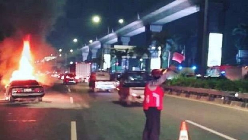 Mobil Sedan Terbakar di Tol JORR Jakarta Selatan, Sopir Selamat