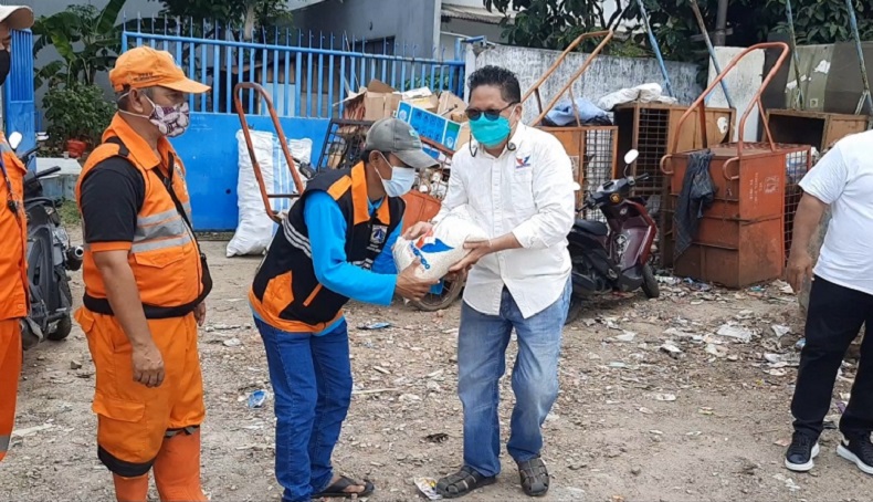 Jelang HUT ke-7, Partai Perindo Salurkan Bantuan untuk Petugas PPSU di Kedoya Utara Jakbar
