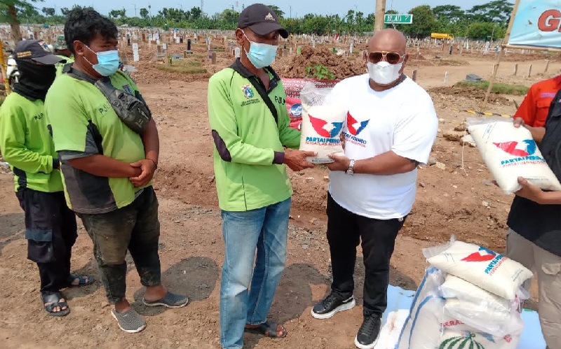 HUT ke-7, Perindo Salurkan Sembako untuk Penggali Kubur di TPU Rorotan