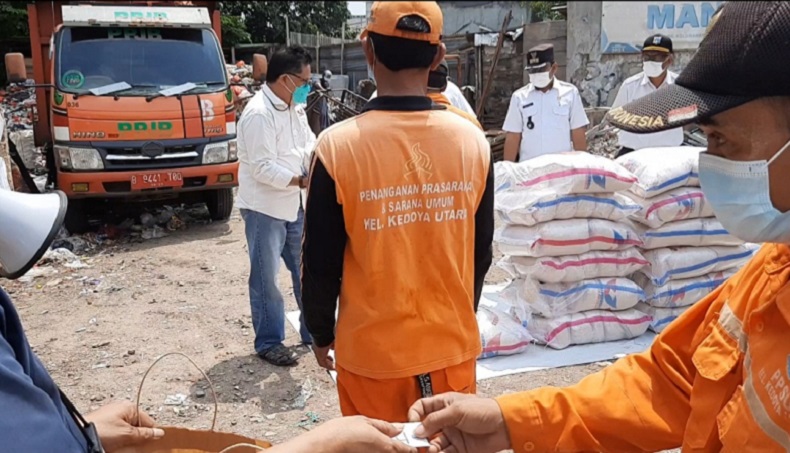 Petugas PPSU Kedoya Utara Senang Dapat Bantuan dari Partai Perindo