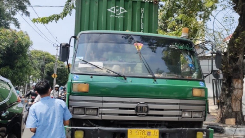 Truk Kontainer Tersangkut Kabel Listrik di Jalan Veteran Raya Bintaro