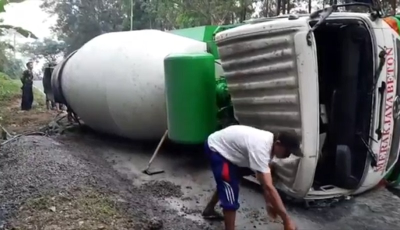 Truk Molen di Mojokerto Terguling, Muatan Tumpah Ganggu Lalu Lintas 
