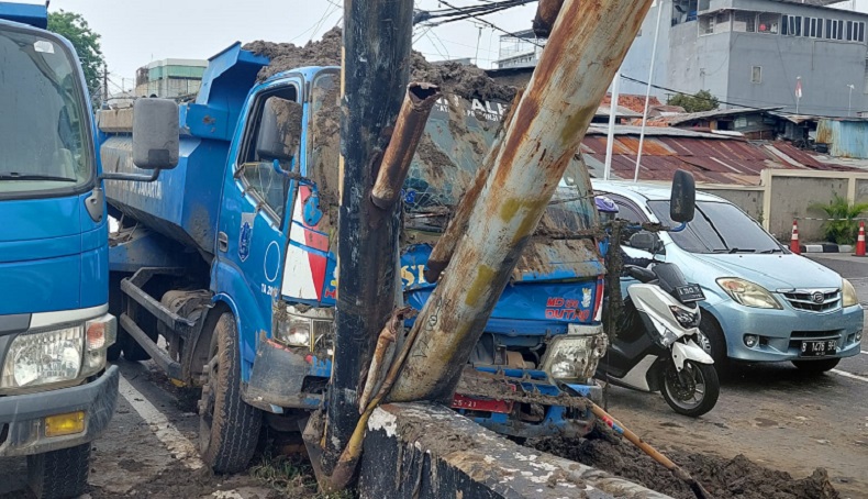 Ngantuk, Sopir Truk Tabrak Tiang Rambu Penunjuk Jalan di Cideng