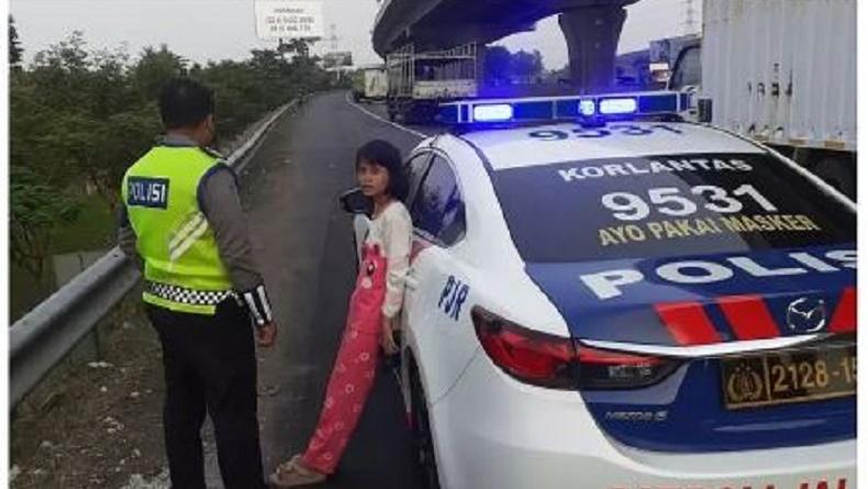 Salah Naik Bus, Anak Perempuan Diturunkan di Bahu Tol Cikampek dan Ditemukan Telantar