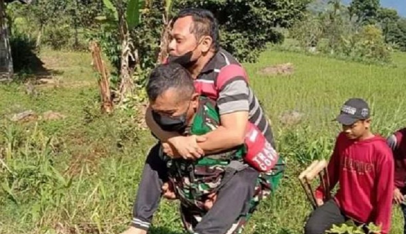 Aksi Heroik Prajurit TNI Gendong Warga Lumpuh untuk Ambil BLT
