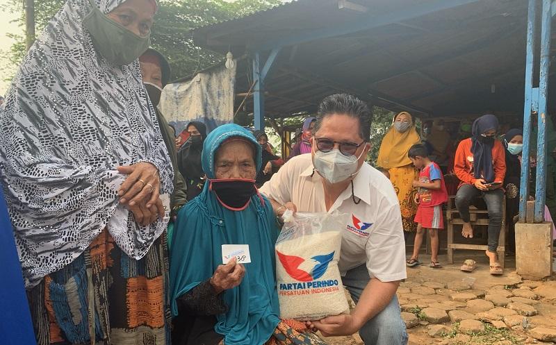 Rayakan HUT ke-7, Partai Perindo Bagikan Sembako ke Warga Bantar Gerbang