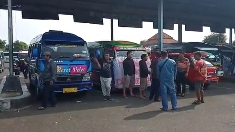 Travel Gelap Marak, Puluhan Sopir Elf di Cianjur Mogok Beroperasi