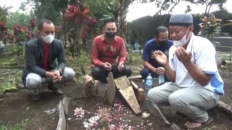 Kasus Pembunuhan di Subang, Ini Doa Yosef saat Ziarah ke Makam Tuti dan Amelia 