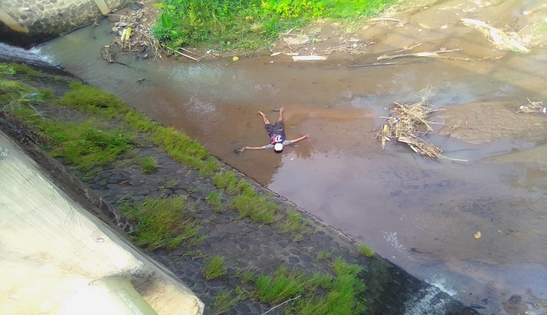 Temukan Pria Telentang di Bawah Jembatan, Warga Ciselang Purwakarta Heboh