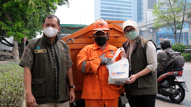 Bagi-bagi Sembako, BULOG Peduli Sambangi Pasukan Oranye Jakarta