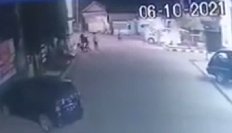 Viral Sekelompok Orang Serang Warga Pakai Ambulans Terekam CCTV
