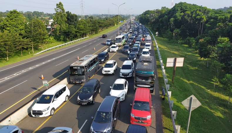 Arus Lalu Lintas Menuju Puncak Bogor Padat, Polisi Terapkan Oneway