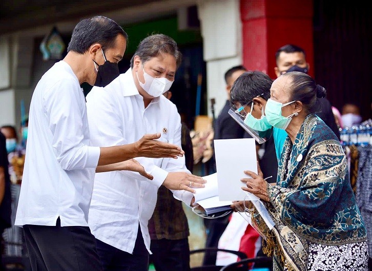 Diresmikan Presiden Jokowi, BLT Pedagang Kaki Lima dan Warung Serentak Dikucurkan di 141 Kabupaten/Kota 