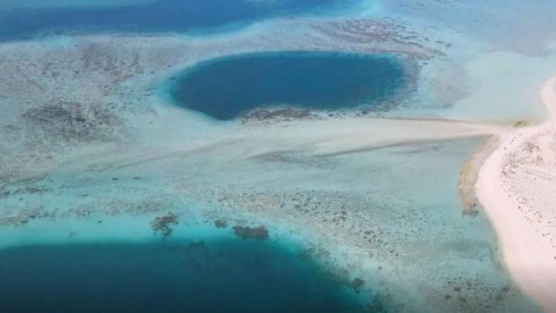 Fenomena Langka, Lubang Biru Raksasa Luas 6 Kali Lapangan Bola Muncul di Laut Abu Dhabi