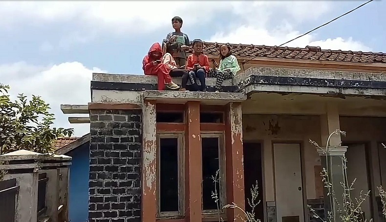 Demi Belajar Daring, Pelajar di Sumedang Harus Naik ke Atap Rumah