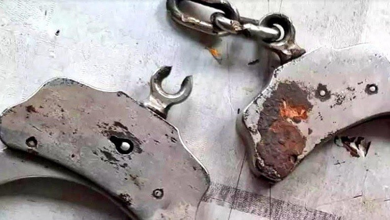 Pria Ini Panik  Tangan Terjebak Borgol Berkarat yang Dipasang Teman, Petugas Damkar Turun Tangan