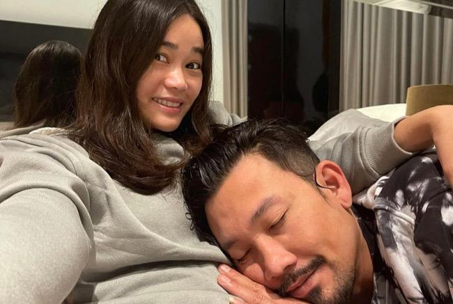 Denny Sumargo Pose di Atas Perut Istri, Umumkan Kabar Kehamilan?