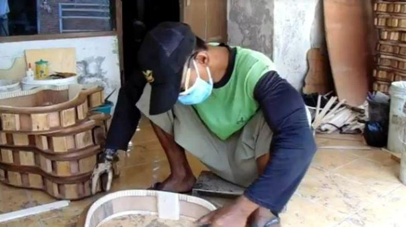 Desa Kreatif di Sukoharjo Ini Libatkan Penyandang Disabilitas Jadi Perajin Gitar 