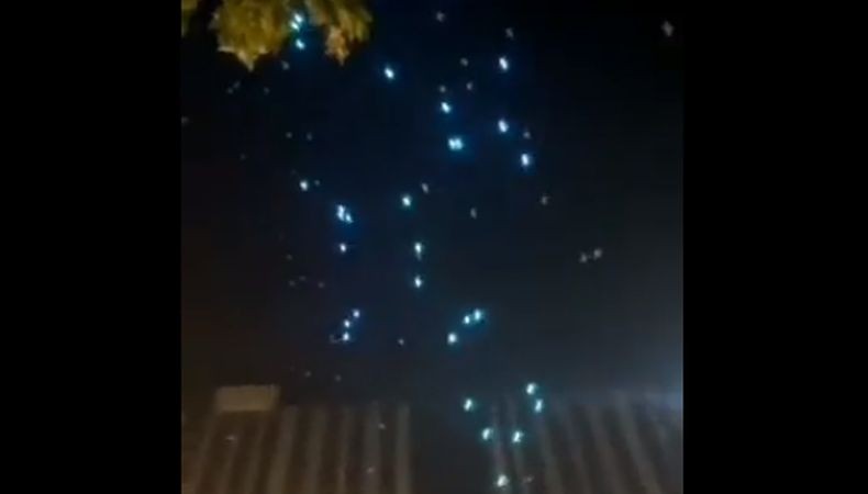 Viral, Puluhan Drone Berjatuhan dari Langit saat Pertunjukan Cahaya Spektakuler