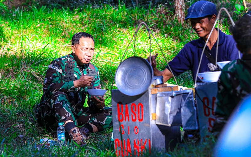 Ketika Pangdam Siliwangi Makan Bakso Cuanki di Kaki Gunung Tangkuban Parahu
