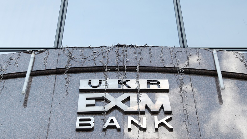 Bertengkar dengan Wartawan, Kepala Bank Ini Dipecat