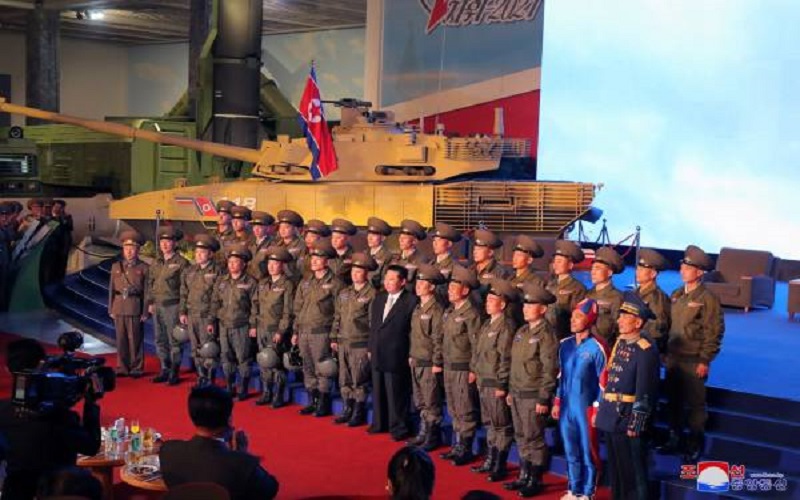 Kim Jong-un Pamer Senjata dan Sesumbar Korut Tak Terkalahkan