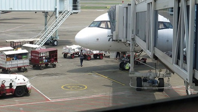 Natal saat Pandemi Covid-19 Varian Omicron, Ribuan Penerbangan Komersil Dibatalkan