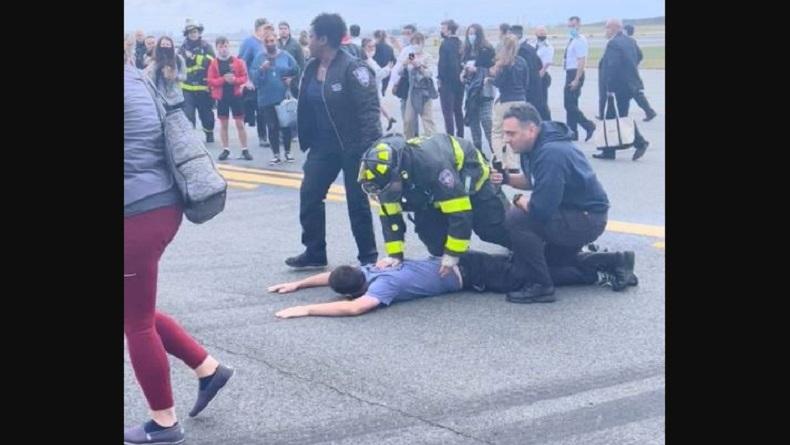 Penumpang Otak-Atik Kamera Antik saat Penerbangan, Pesawat Ini Mendarat Darurat  