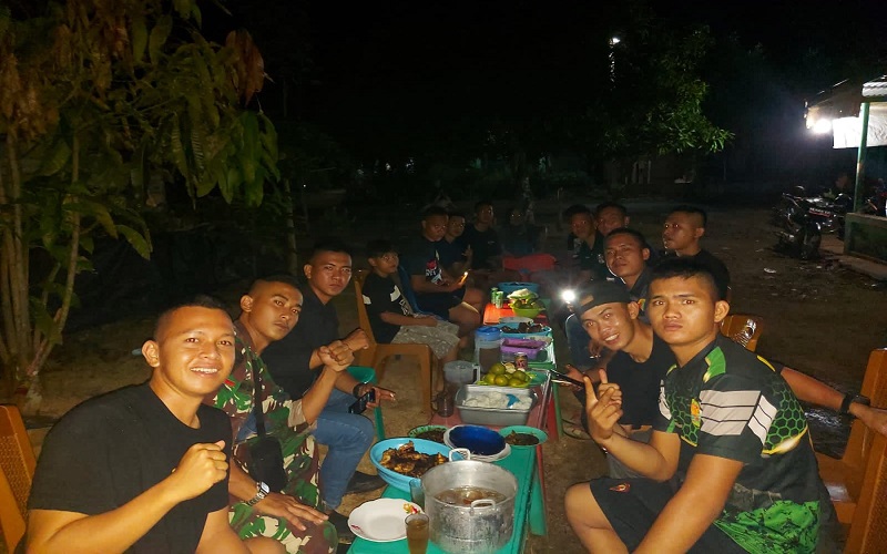  Penuh Kekompakan, Potret Makam Malam Personel Satgas TMMD
