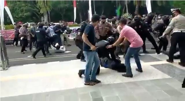 Mahasiswa yang Demo Dibanting Polisi : Saya Tidak Mati dan Ayan