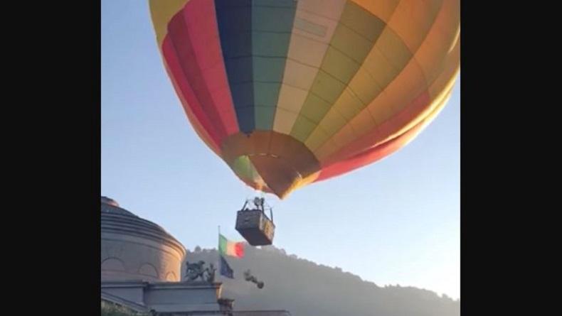 Duh, Balon Udara Angkut Wisatawan Tabrak Bangunan Museum